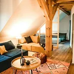 Designer In Historic Pond House Apartment Gartz