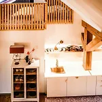 Designer In Historic Pond House *