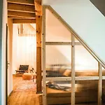 Designer In Historic Pond House Apartment Gartz