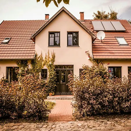 Designer In Historic Pond House *