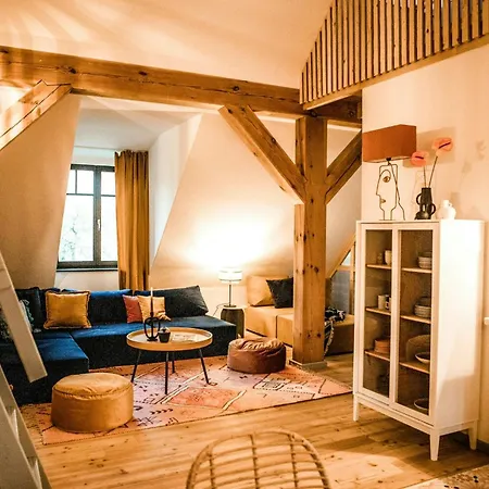 Designer In Historic Pond House Gartz