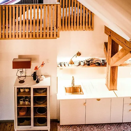 Designer In Historic Pond House *