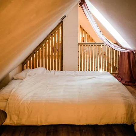 Designer In Historic Pond House Apartment