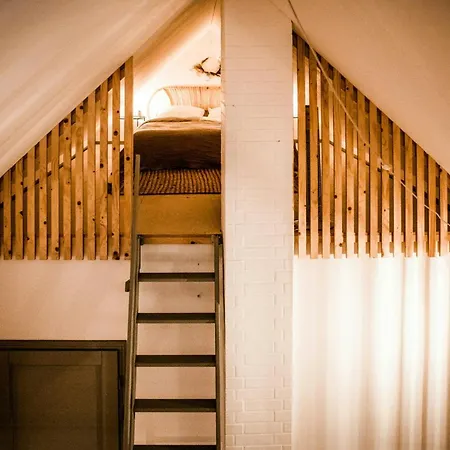 Designer In Historic Pond House Apartment Gartz