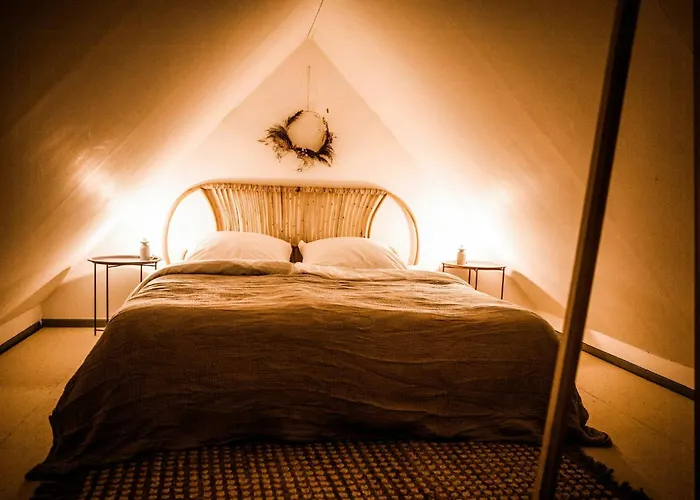 Designer In Historic Pond House Apartment Gartz