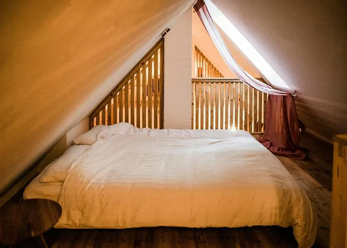 Designer In Historic Pond House Apartment