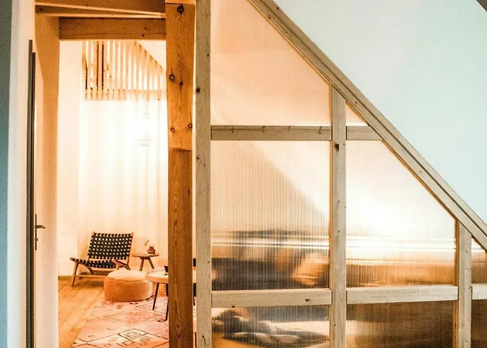 Designer In Historic Pond House Apartment Gartz