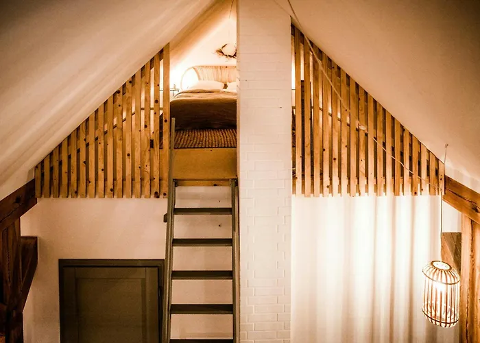 Designer In Historic Pond House Apartment Gartz