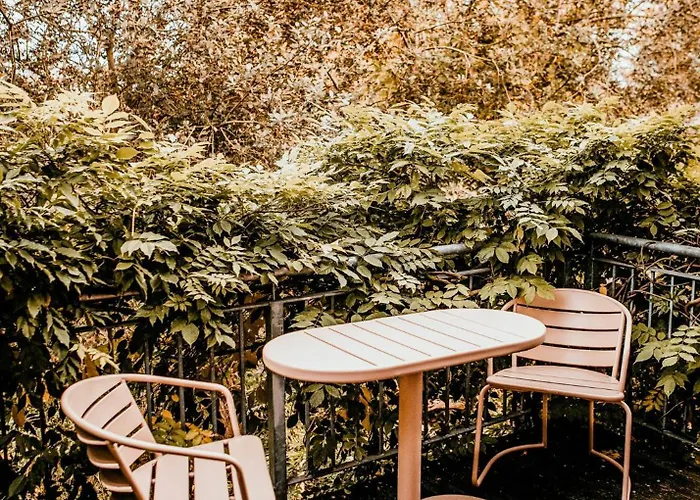 Designer In Historic Pond House *